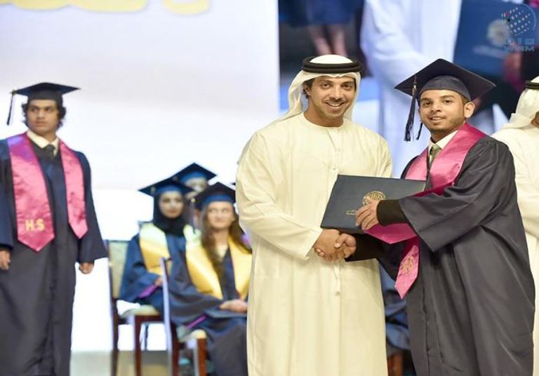 الشيخ منصور بن زايد يكرم طالبة بالمدرسة الأمريكية الدولية