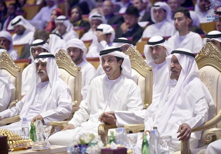 الشيخ منصور بن زايد يكرم طالبة بالمدرسة الأمريكية الدولية