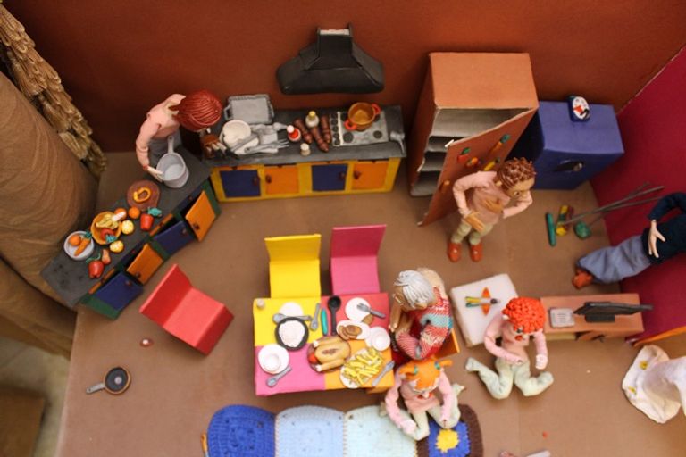 أحد أعمال النحاث المصري من الصلصال