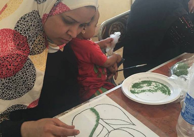 بالصور.. سيدات مصريات يعلن أسرهن بـ " الفن" - صورة 2