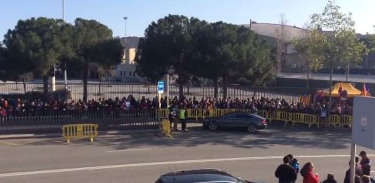 جمهور برشلونة يسطف خارج أسوار كامب نو