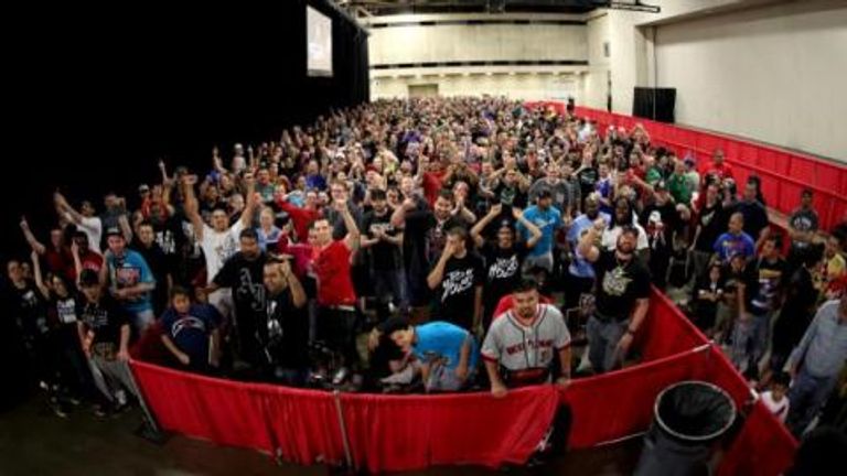 جمهور المعرض يحيي النجوم