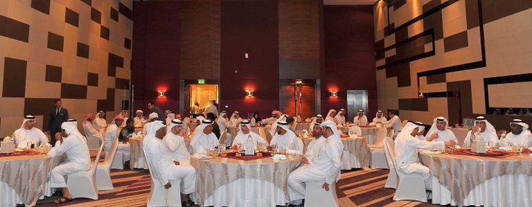 العميد حمد خميس الظاهري نائب مدير عام المؤسسات العقابية والإصلاحية يتوسط عدد من الحضور