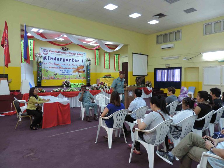 جانب من المحاضرات التي تقيمها إدارة الشرطة المجتمعية