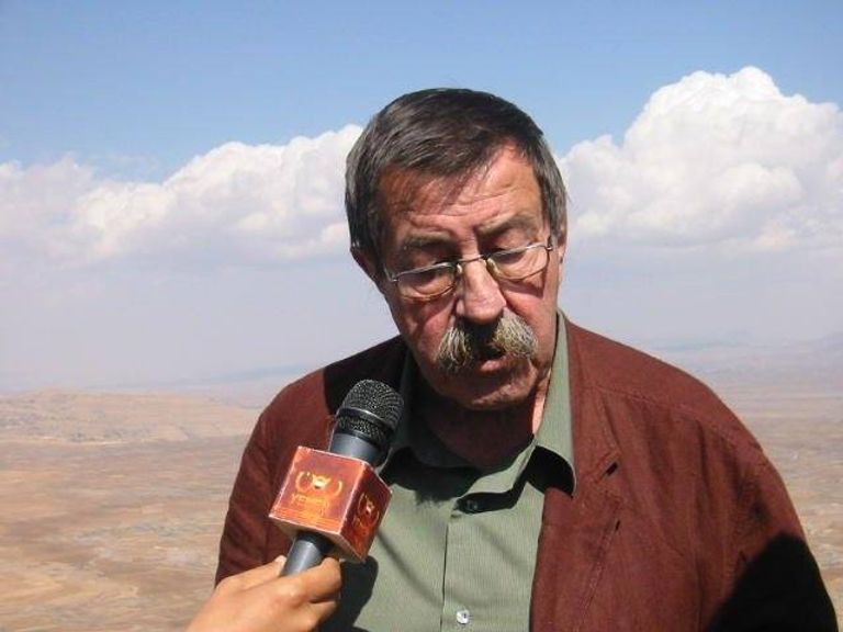 ماضي بلاده وماضيه