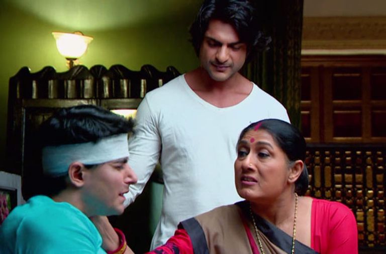 رئيس وزراء الهند يداعب آراف ابن أكشاي كومار 