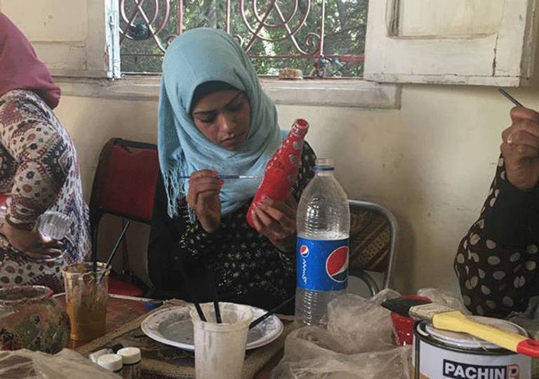 بالصور.. سيدات مصريات يعلن أسرهن بـ " الفن" - صورة 1