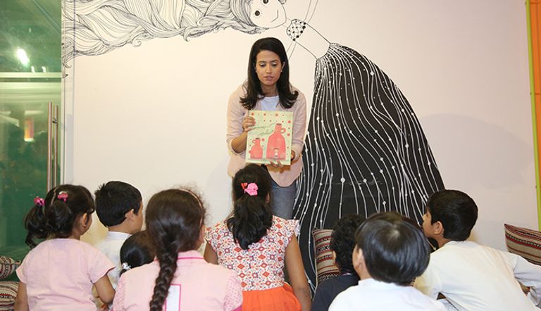 أثناء الجلسة القرائية للكاتبة سامية عايش التي قرأت من كتابها "كبير .. صغير"