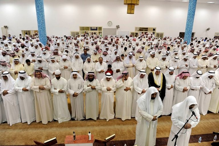 أقارب أحد ضحايا الطائرة المنكوبة خلال صلاة جنازة بكنيسة مصرية (رويترز)