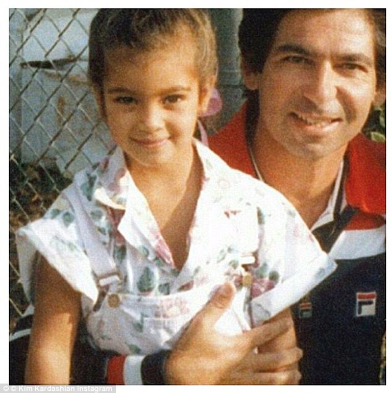 صورة تجمع كيم كاردشيان في طفولتها مع والدها