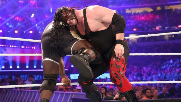 الحكم يعلن فوز بارون كوربن