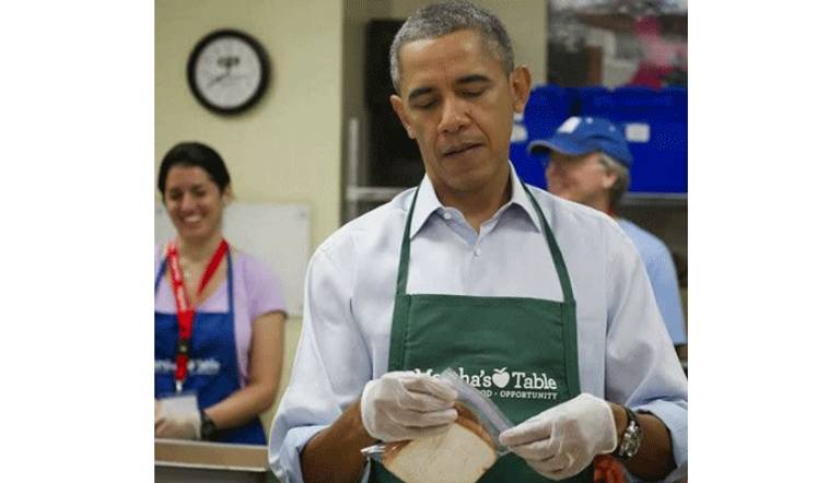 أوباما أثناء إعداده وجبات الأطفال في مطبخ جمعية “مائدة مارثا” الخيرية