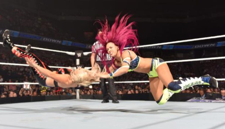 العديد من الحركات الطائرة تخللت النزال