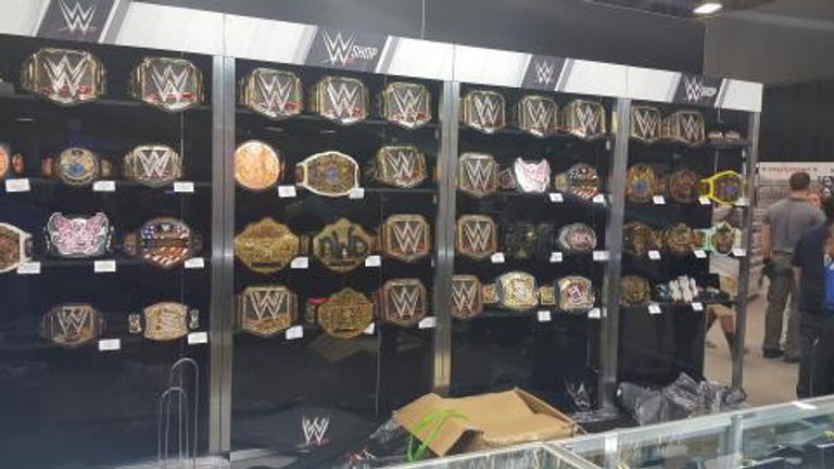 العديد من الأحزمة في متجر WWE