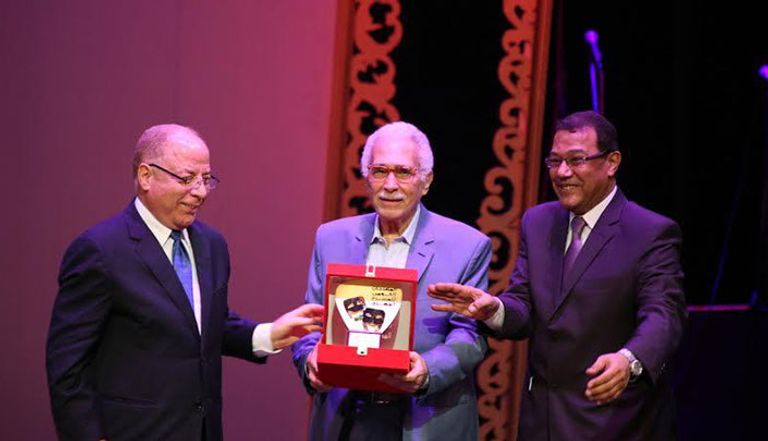 الفنان عبد الرحمن ابوزهرة يتسلم جائزتة