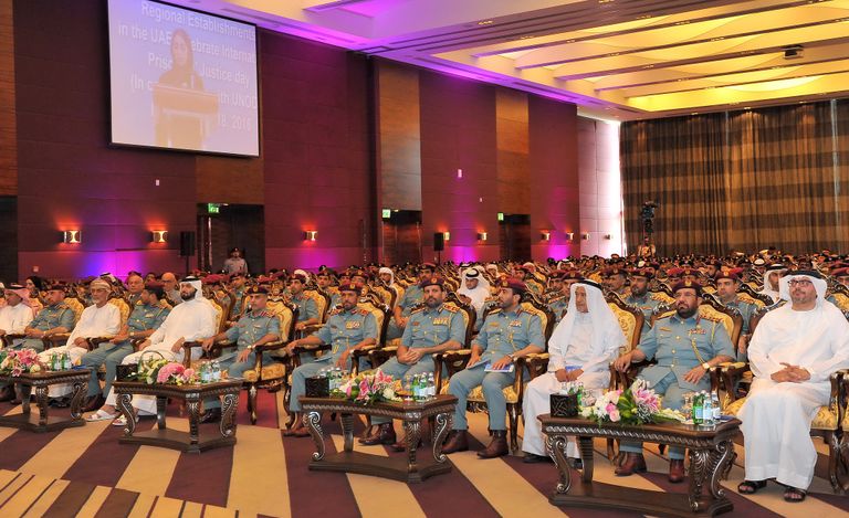 الحضور يتابعون فعاليات الاحتفالية بيوم النزيل العالمي