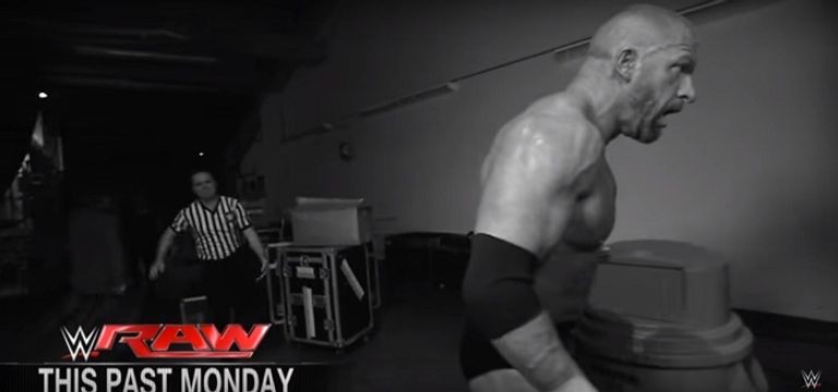 الحكم يمسك رجله بعد الإصابة