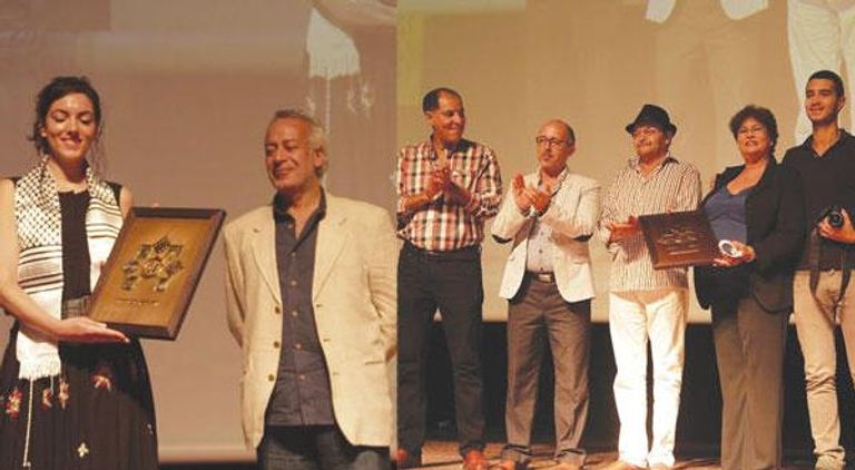 لحظة استلام صفيناز بوصبيعة جائزة مهرجان أصيلة السينمائي 2014