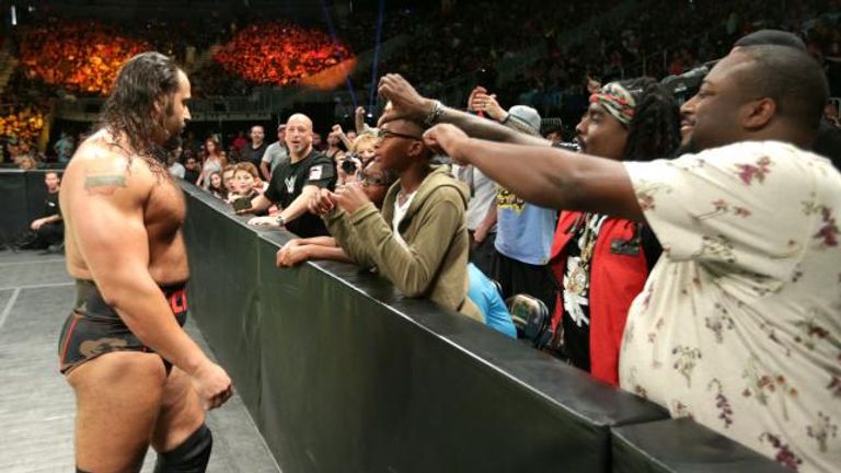 روسيف يحمل حزام البطولة بعد الفوز