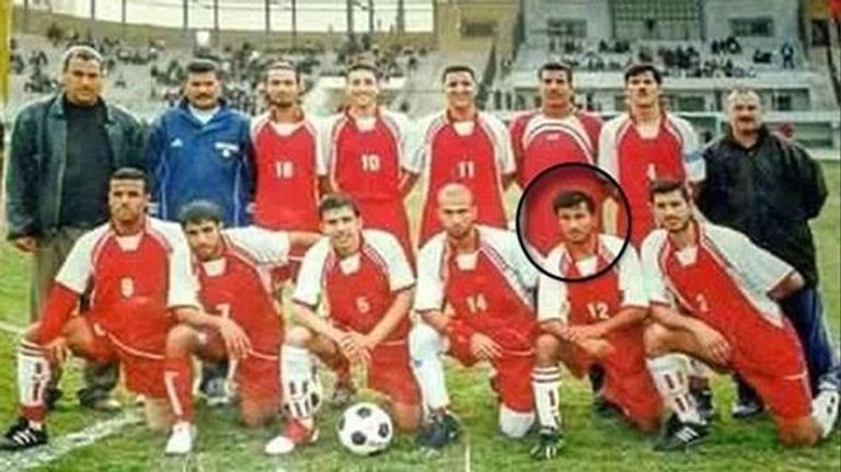 اللاعب نهاد الحسين بين زملائه بنادي الشباب