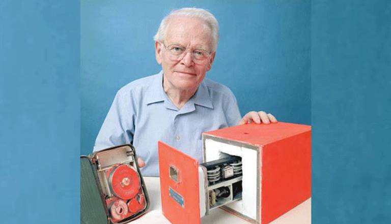 العالم الأسترالي ديفيد وارن