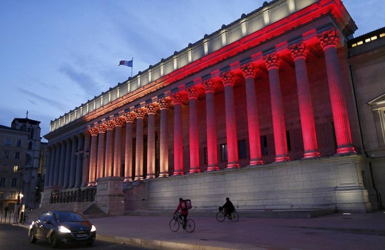 الأعمدة خارج قاعة المحكمة في ليون فرنسا