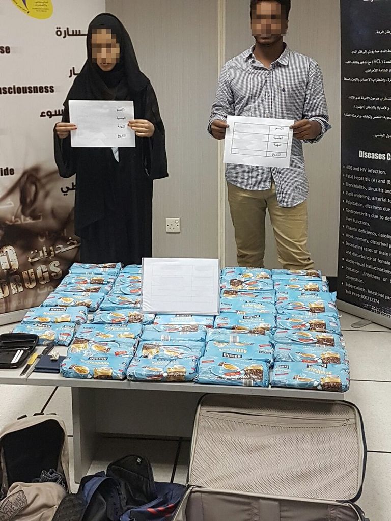 المشتبهان والحشيش داخل أكياس القهوة في قبضة شرطة أبوظبي