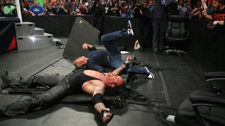 أندرتيكر يدخل الساحة