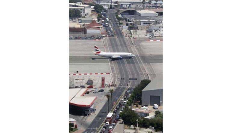 مطار جبل طارق فريد من نوعه