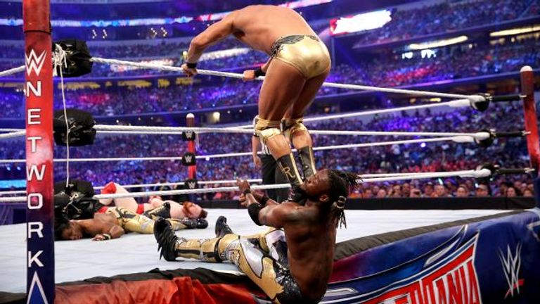 النزال بداخل الحلبة وخارجها