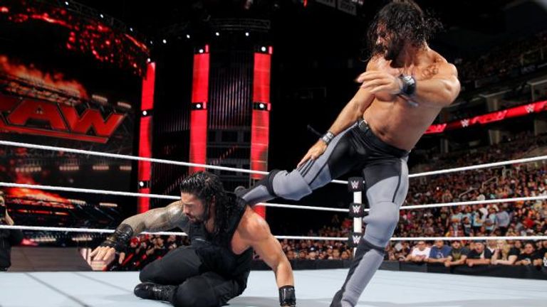 النزال بين رومان رينز وسيث رولينز