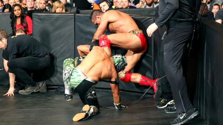 لقطة من النزال خارج الحلبة