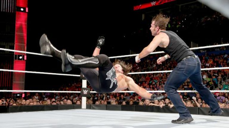 لقطة من نزال دين أمبروز وإيه جيه ستايلز