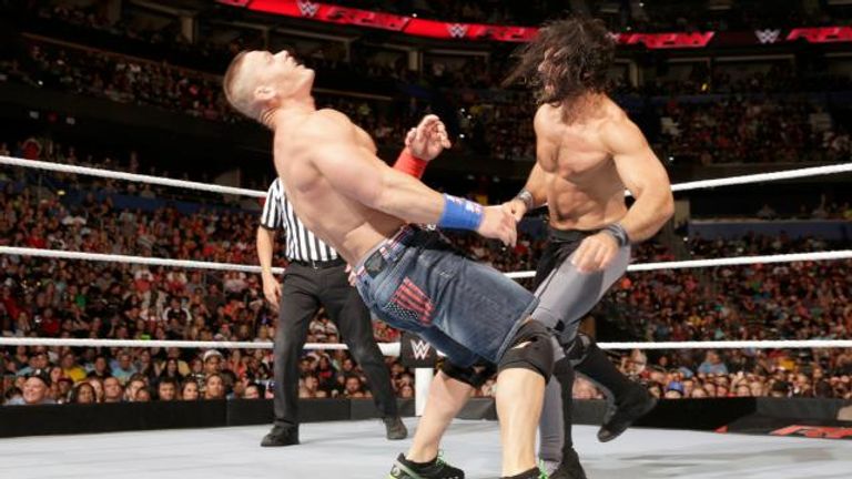 لقطة من نزال سيث رولينز وجون سينا