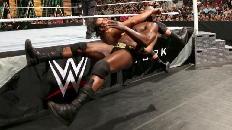 روسيف يحمل حزام البطولة بعد الفوز