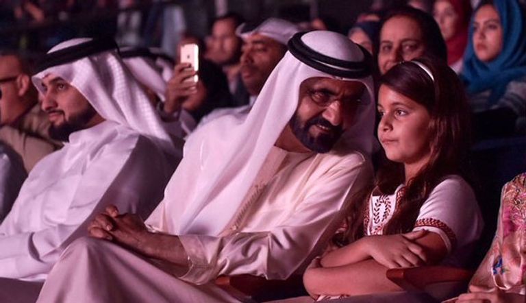 الشيخ محمد بن راشد خلال العرض الإفتتاحي للمسرحية في دبي