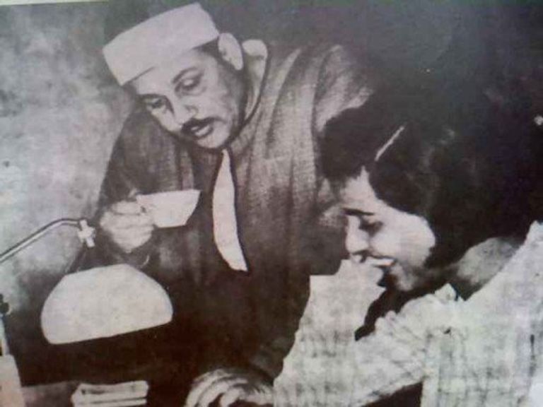 الشيخ محمود علي البنا مع ابنته عام 1966
