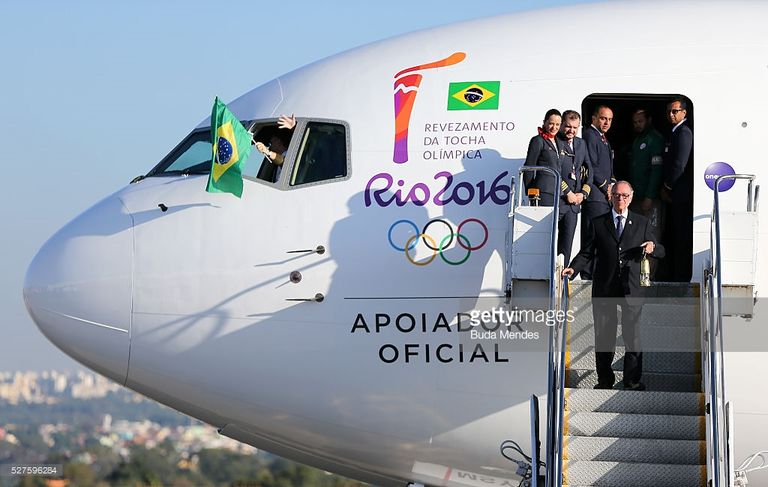 الطائرة التي حملت الشعلة