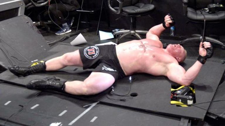 لحظة إعلان رومان رينز بالفوز بالنزال