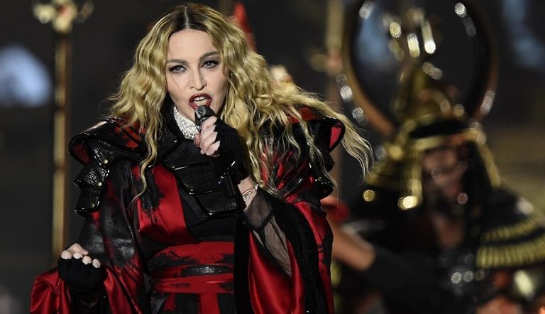 مادونا لم تتمالك دموعها عند الحديث عن ضحايا باريس