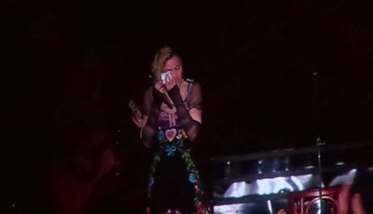 مادونا لم تتمالك دموعها عند الحديث عن ضحايا باريس