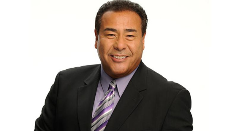 مذيع البرنامج جون كونيونس