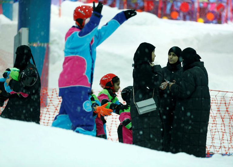 الأطفال يستمتعون بمدينة الثلج