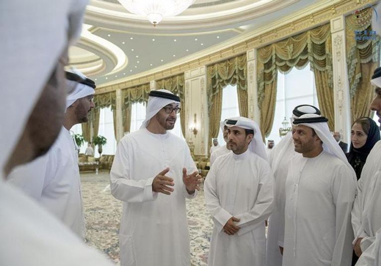 محمد بن زايد خلال استقباله موظفي مركز خدمات المزارعين بأبوظبي
