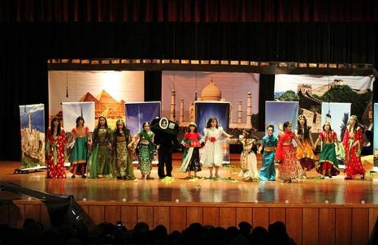 من مشاركات سابقة لفرق المدارس في مهرجان الشارقة للمسرح المدرسي