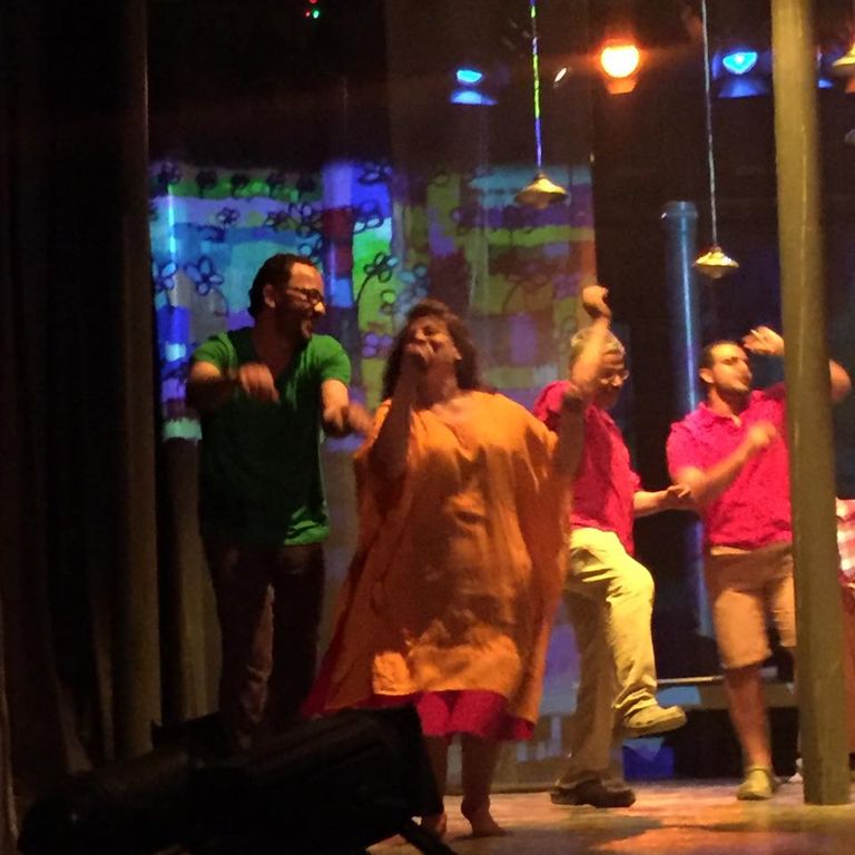 مشاهد من العرض المسرحي 