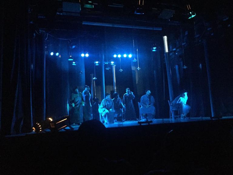 مشاهد من العرض المسرحي 