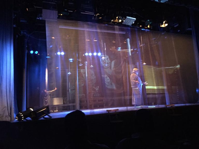 مشاهد من العرض المسرحي 