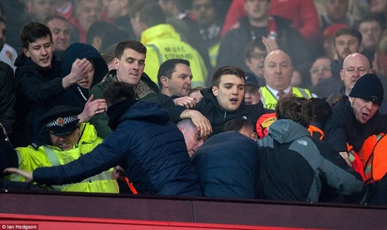 لافتة ليفربول التي أشعلت مدرجات جماهير مانشستر (رئيسية)