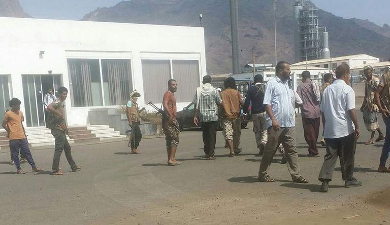 مسلحون من المقاومة الجنوبية اقتحموا أمس مصافي عدن